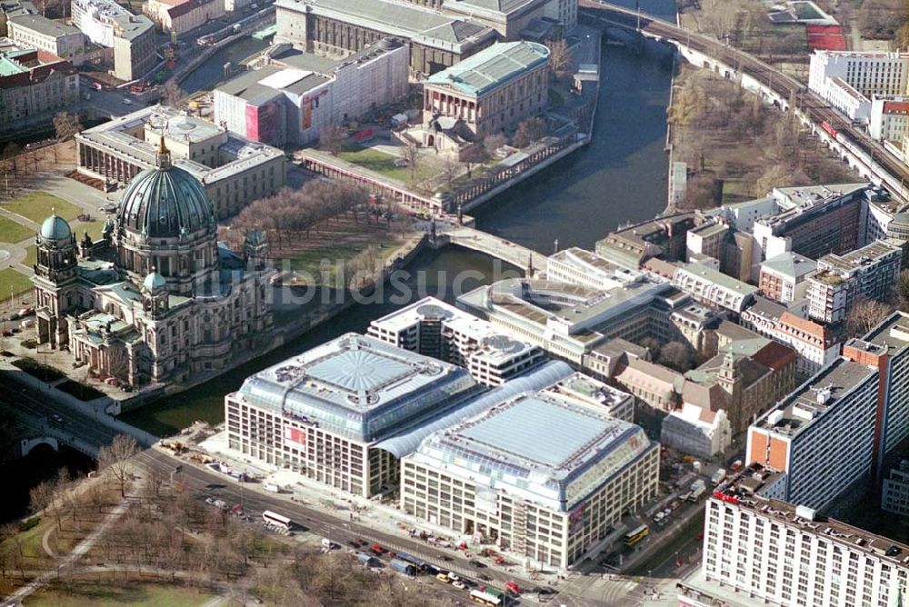 Berlin aus der Vogelperspektive: Fast fertiges DOM Aquarree der DIFA HH an der Museumsinsel, gegenüber dem Berliner Dom in Berlin - Mitte