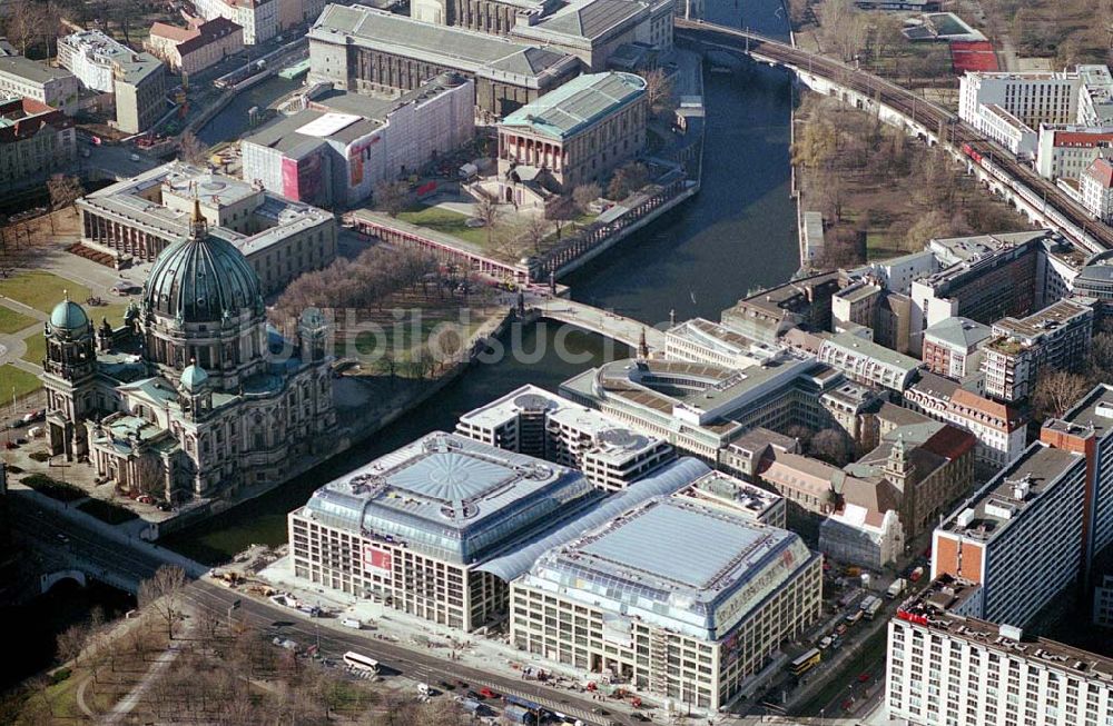 Luftaufnahme Berlin - Fast fertiges DOM Aquarree der DIFA HH an der Museumsinsel, gegenüber dem Berliner Dom in Berlin - Mitte