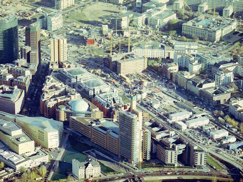 Berlin - Tiergarten aus der Vogelperspektive: Fast fertiges Emsemble der Bauten am Potsdamer Platz in Berlin - Tiergarten.