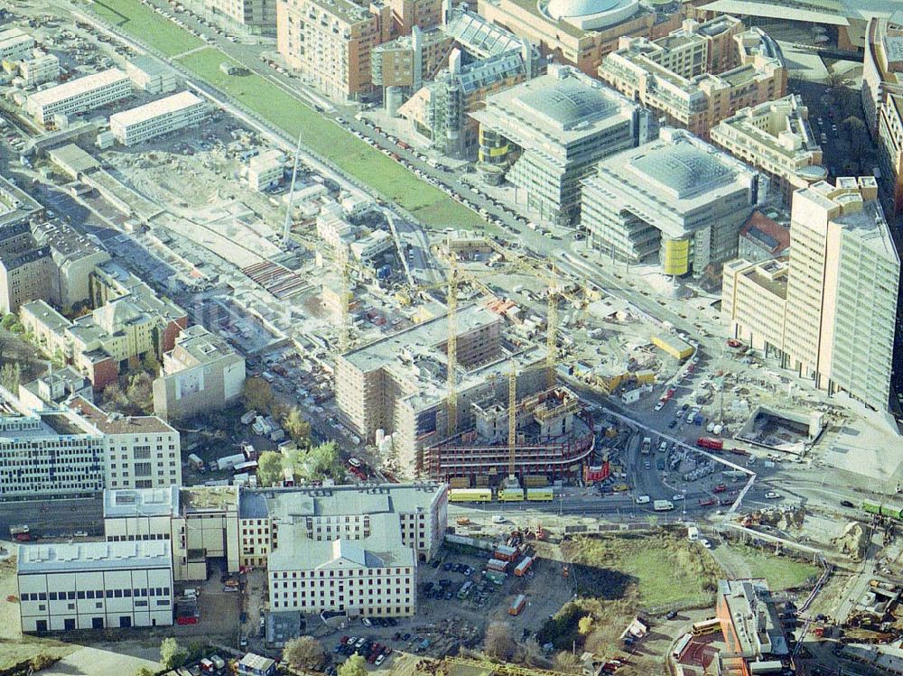 Berlin - Tiergarten von oben - Fast fertiges Emsemble der Bauten am Potsdamer Platz in Berlin - Tiergarten.