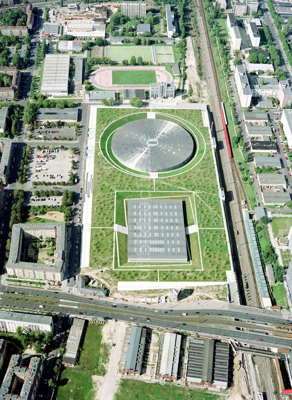 Luftbild Berlin - Friedrichshain - Fast fertiges Gelände des Velodroms Berlin der OSB-Sportstättenbau GmbH an der Landsberger Allee in Berlin.