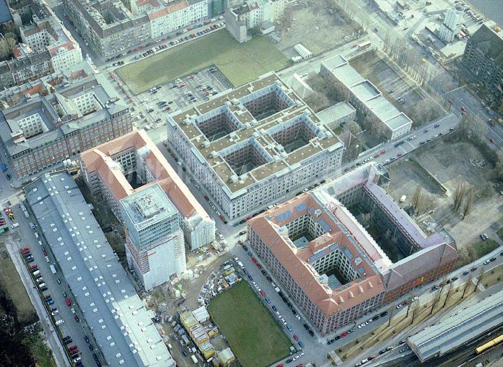 Luftbild Berlin - Friedrichshain - Fast fertiges Um- und Neubauprojekt Oberbaumcity der HVB-Projekt in Berlin - Friedrichshain - (ehem. NARVA-Gelände)..