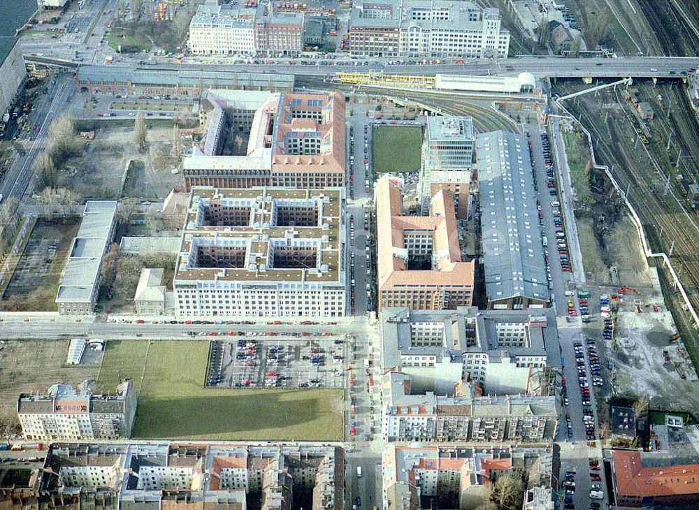 Berlin - Friedrichshain von oben - Fast fertiges Um- und Neubauprojekt Oberbaumcity der HVB-Projekt in Berlin - Friedrichshain - (ehem. NARVA-Gelände)..