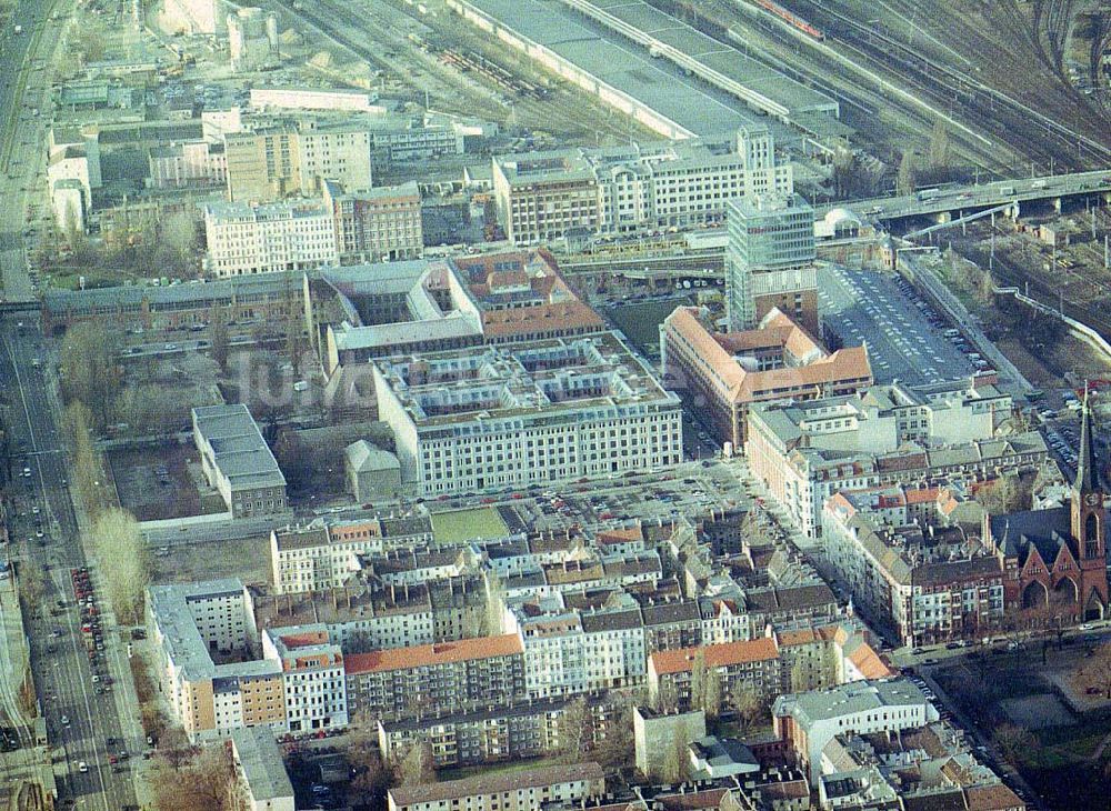 Luftbild Berlin - Friedrichshain - Fast fertiges Um- und Neubauprojekt Oberbaumcity der HVB-Projekt in Berlin - Friedrichshain - (ehem. NARVA-Gelände)..