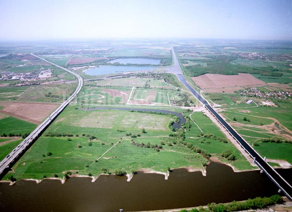 Luftbild Hohenwarthe / Sachsen - Anhalt - Fast fertiges Wasserstraßenkreuz Magdeburg am Bereich der gefluteten Trogbrücke zwischen dem Mittellandkanal und dem Elbe-Havel-Kanal über der Elbe bei Hohenwarthe nördlich von Magdeburg in Sachsen-Anhalt