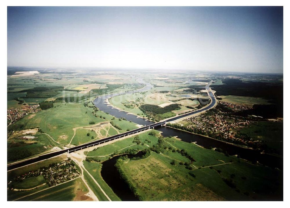 Luftaufnahme Hohenwarthe / Sachsen - Anhalt - Fast fertiges Wasserstraßenkreuz Magdeburg am Bereich der gefluteten Trogbrücke zwischen dem Mittellandkanal und dem Elbe-Havel-Kanal über der Elbe bei Hohenwarthe nördlich von Magdeburg in Sachsen-Anhalt