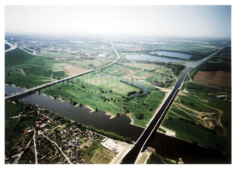 Hohenwarthe / Sachsen - Anhalt von oben - Fast fertiges Wasserstraßenkreuz Magdeburg am Bereich der gefluteten Trogbrücke zwischen dem Mittellandkanal und dem Elbe-Havel-Kanal über der Elbe bei Hohenwarthe nördlich von Magdeburg in Sachsen-Anhalt