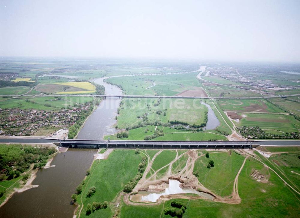 Hohenwarthe / Sachsen - Anhalt aus der Vogelperspektive: Fast fertiges Wasserstraßenkreuz Magdeburg am Bereich der gefluteten Trogbrücke zwischen dem Mittellandkanal und dem Elbe-Havel-Kanal über der Elbe bei Hohenwarthe nördlich von Magdeburg in Sachsen-Anhalt