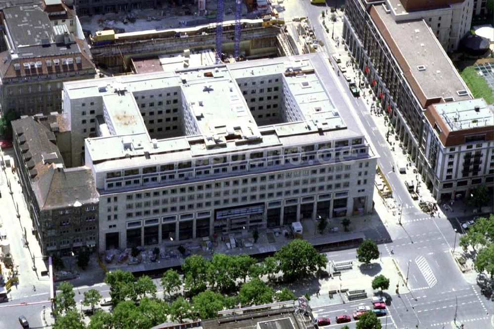 Berlin von oben - Fast fertiggestelltes neues Lindencorso Unter den Linden in Berlin - Mitte.