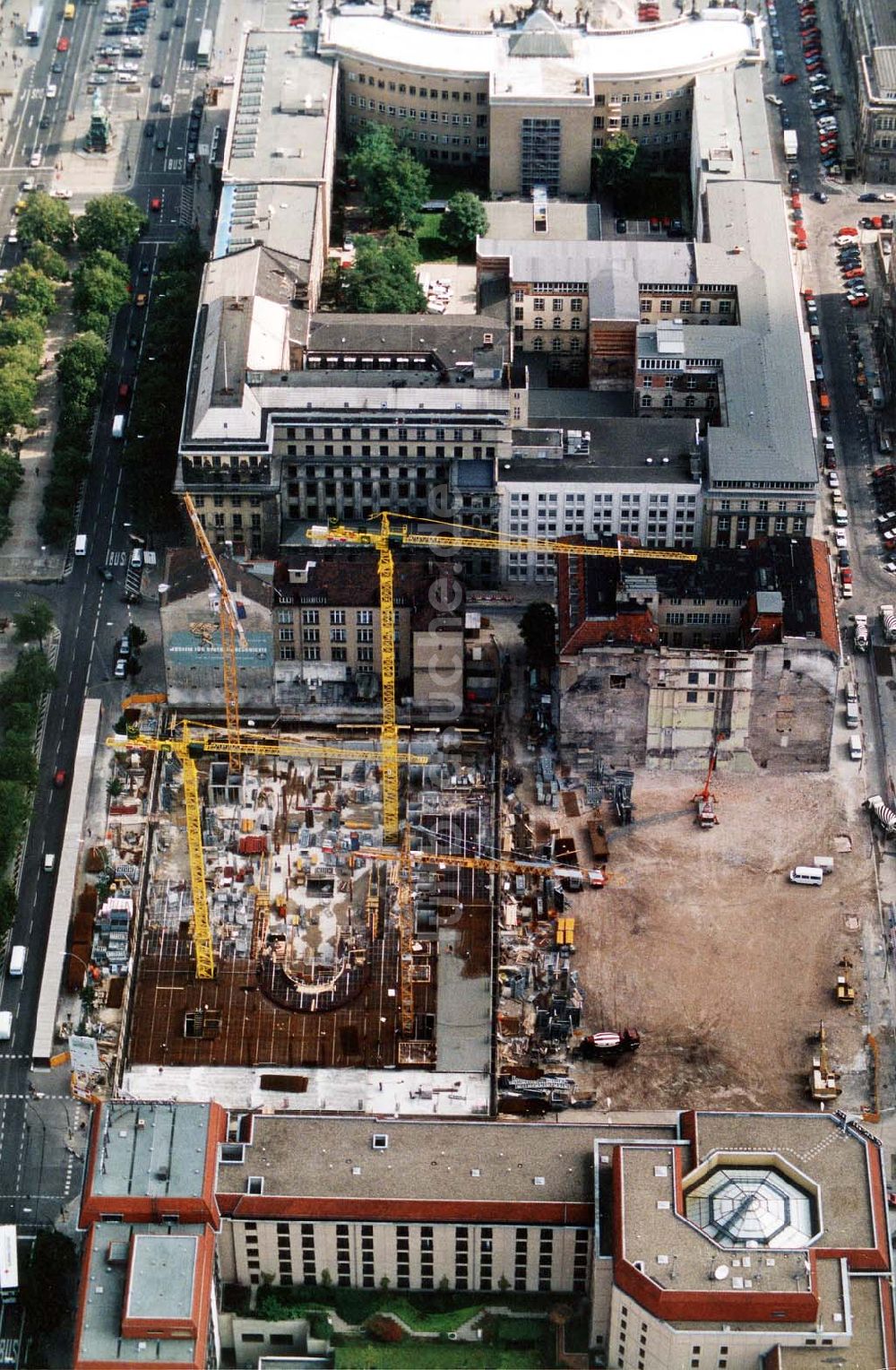 Luftbild Berlin - Fast fertiggestelltes neues Lindencorso Unter den Linden in Berlin - Mitte.