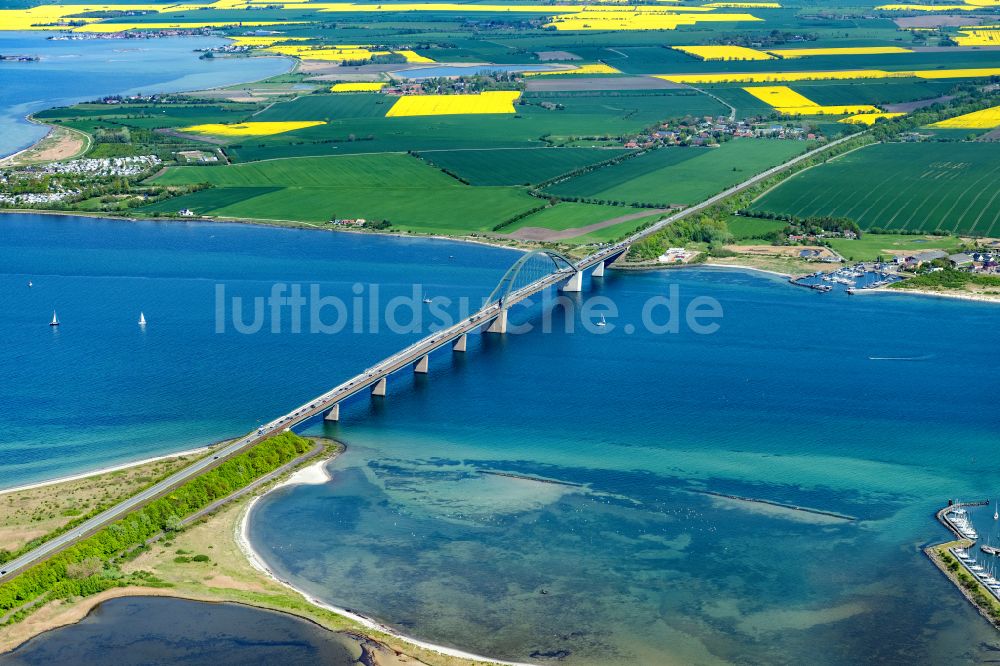 Fehmarn von oben - Fehmarnsundbrücke über die Ostsee in Fehmarn im Bundesland Schleswig-Holstein, Deutschland