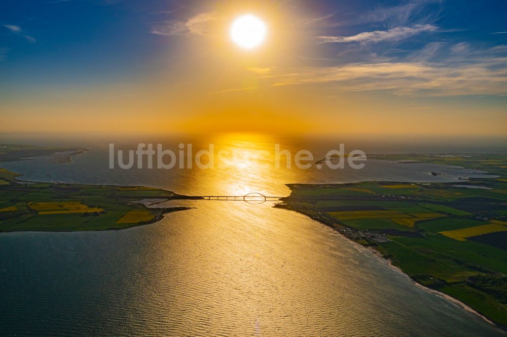 Fehmarn von oben - Fehmarnsundbrücke über die Ostsee in Fehmarn im Bundesland Schleswig-Holstein, Deutschland