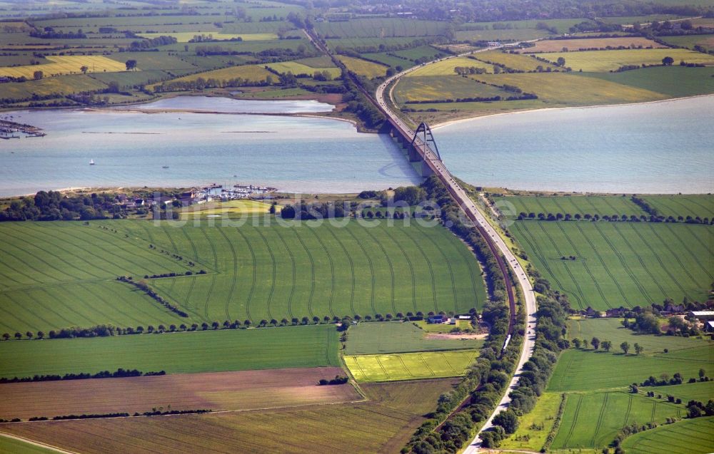 Luftaufnahme Großenbrode - Fehmarnsundbrücke zwischen Fehmarn und dem Festland bei Großenbrode in Schleswig-Holstein