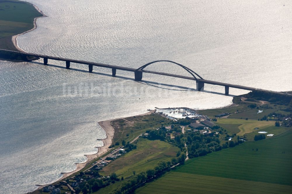 Großenbrode von oben - Fehmarnsundbrücke zwischen Fehmarn und dem Festland bei Großenbrode in Schleswig-Holstein