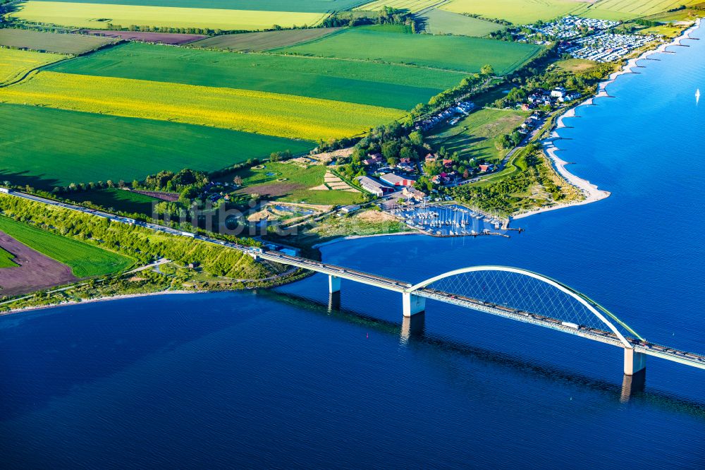Fehmarn von oben - Fehmarnsundbrücke zwischen Fehmarn und dem Festland bei Großenbrode in Schleswig-Holstein
