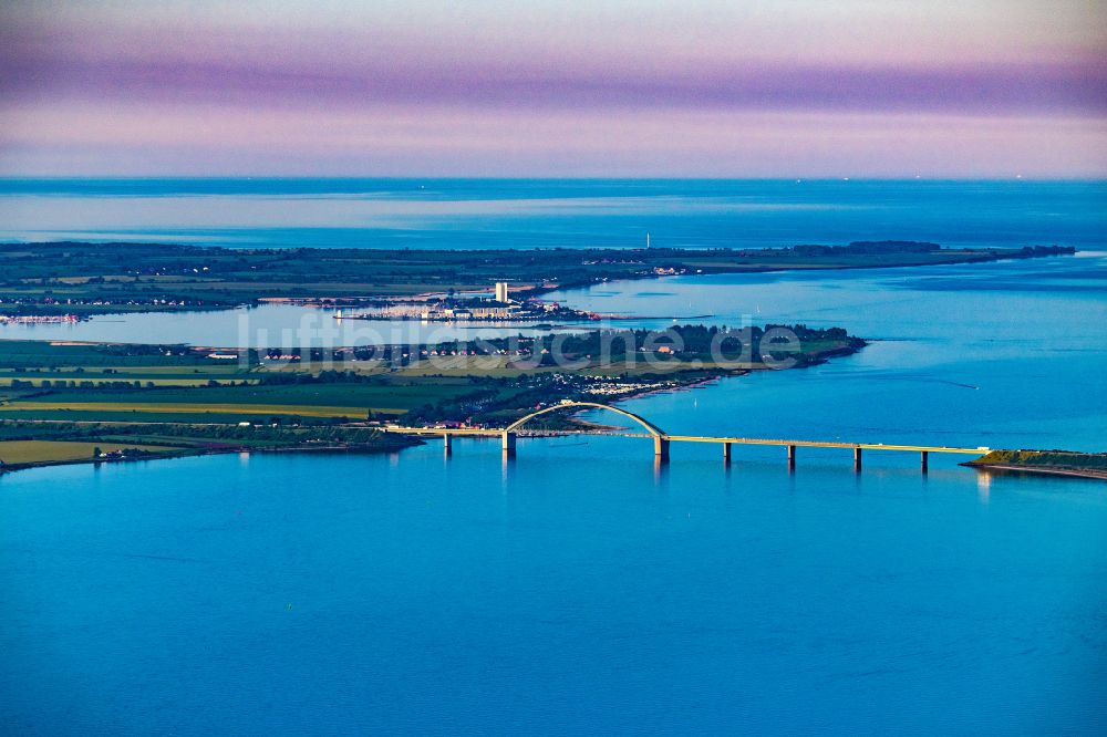 Fehmarn aus der Vogelperspektive: Fehmarnsundbrücke zwischen Fehmarn und dem Festland bei Großenbrode in Schleswig-Holstein