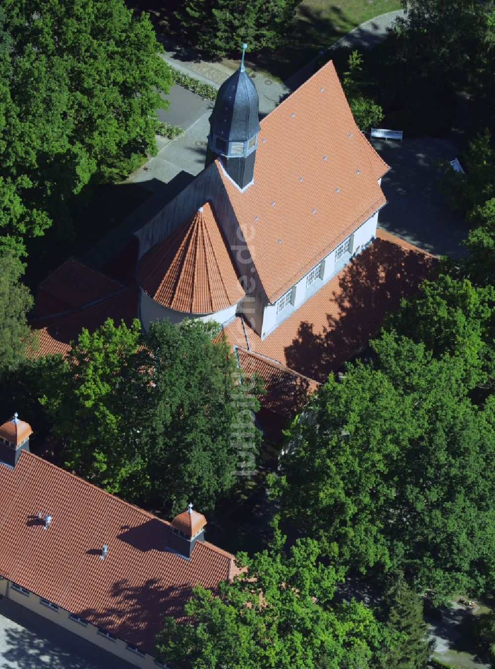 Rostock von oben - Feierhalle des Neuen Friedhofs in Rostock im Bundesland Mecklenburg-Vorpommern