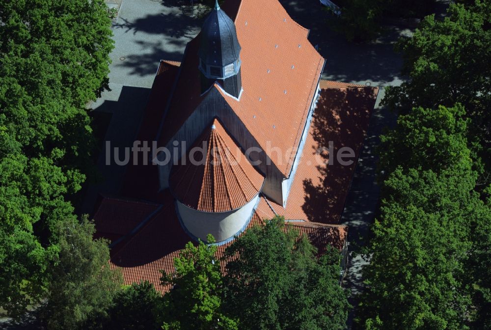 Rostock aus der Vogelperspektive: Feierhalle des Neuen Friedhofs in Rostock im Bundesland Mecklenburg-Vorpommern