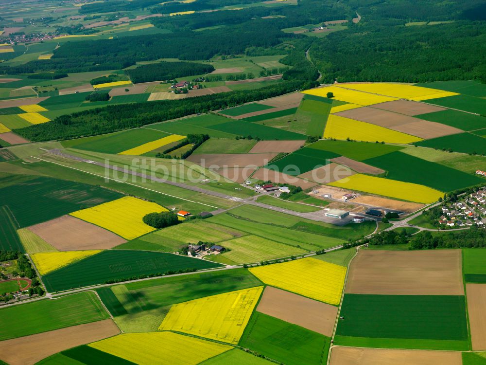 Luftbild Biberach an der Riß - Feld- Landschaft gelb blühender Raps- Blüten in Biberach an der Riß im Bundesland Baden-Württemberg, Deutschland