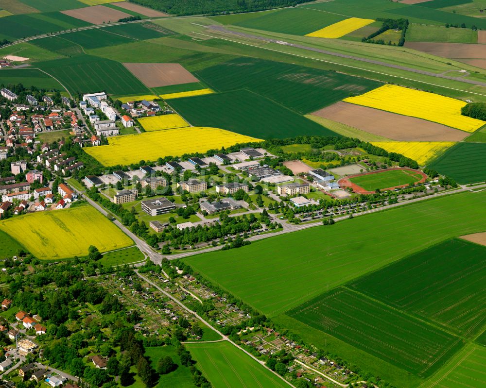 Luftaufnahme Biberach an der Riß - Feld- Landschaft gelb blühender Raps- Blüten in Biberach an der Riß im Bundesland Baden-Württemberg, Deutschland