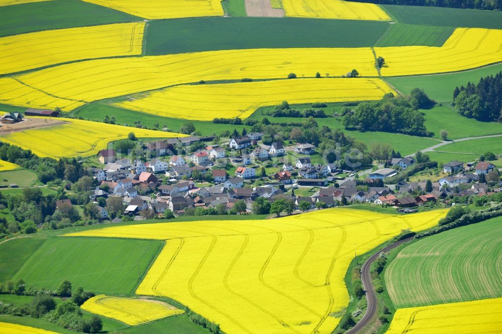 Luftaufnahme Grävenwiesbach - Feld- Landschaft gelb blühender Raps- Blüten in Grävenwiesbach im Bundesland Hessen