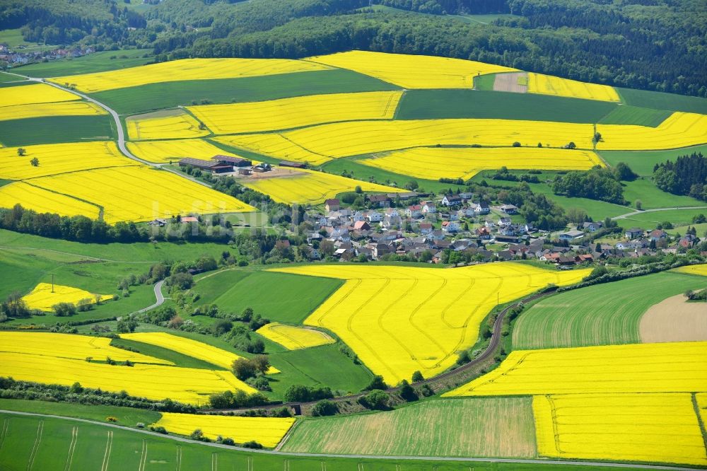 Luftbild Grävenwiesbach - Feld- Landschaft gelb blühender Raps- Blüten in Grävenwiesbach im Bundesland Hessen