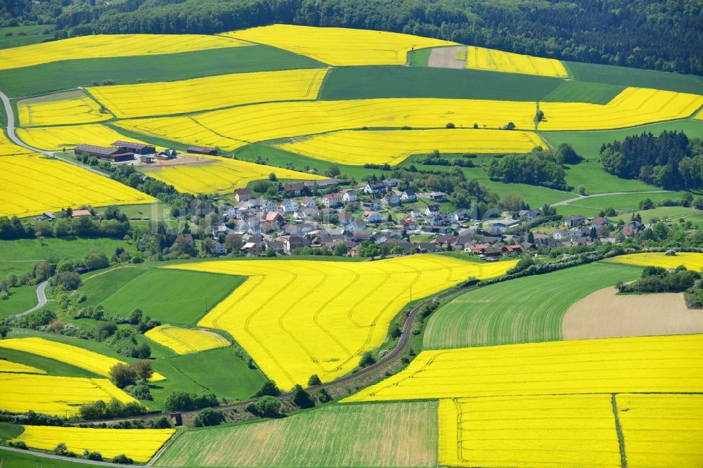 Luftaufnahme Grävenwiesbach - Feld- Landschaft gelb blühender Raps- Blüten in Grävenwiesbach im Bundesland Hessen