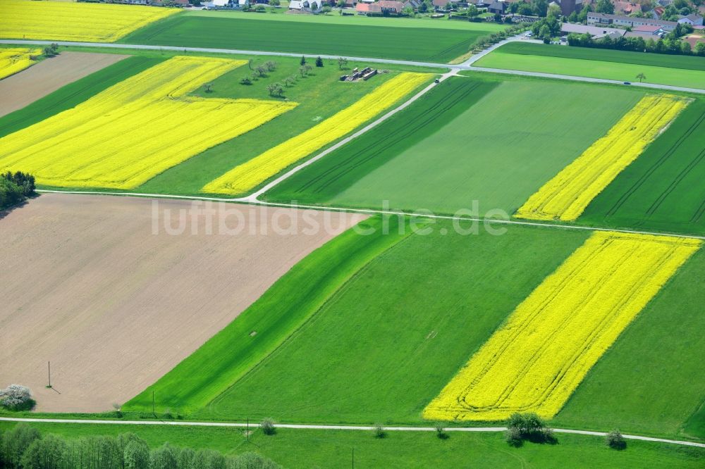 Karbach aus der Vogelperspektive: Feld- Landschaft gelb blühender Raps- Blüten in Karbach im Bundesland Bayern