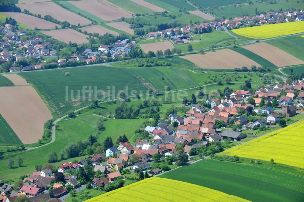 Karbach von oben - Feld- Landschaft gelb blühender Raps- Blüten in Karbach im Bundesland Bayern