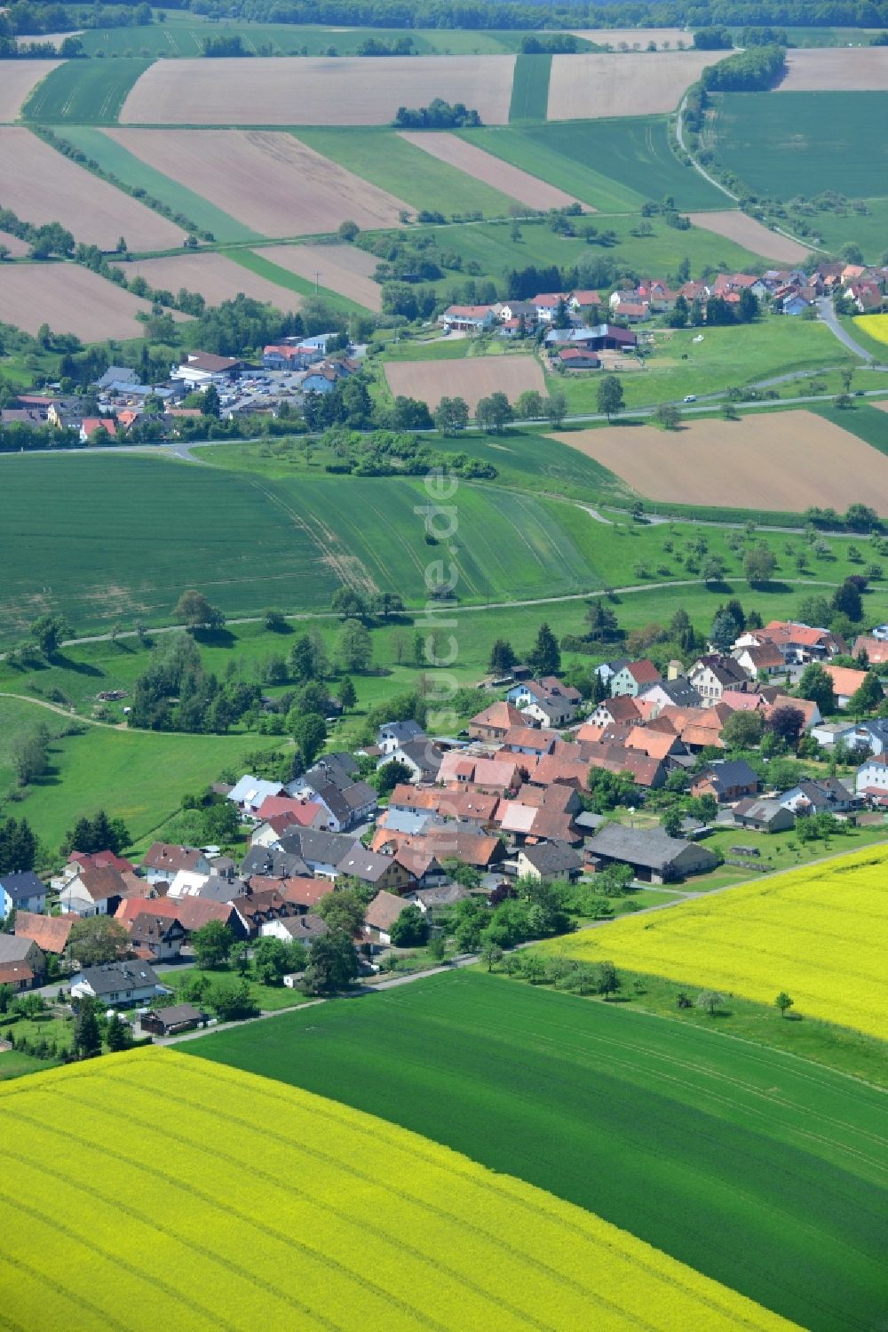 Karbach aus der Vogelperspektive: Feld- Landschaft gelb blühender Raps- Blüten in Karbach im Bundesland Bayern