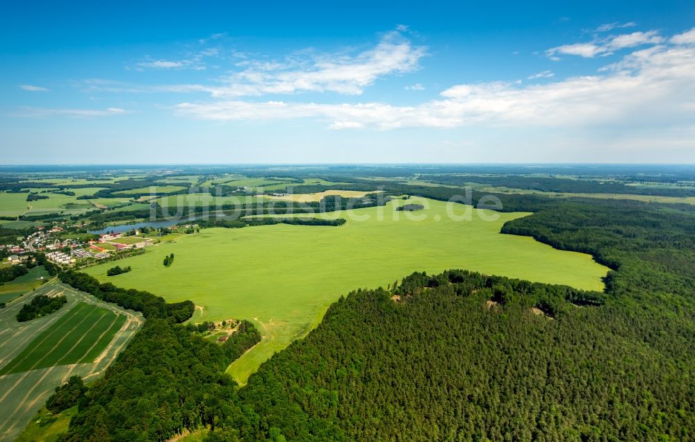 Kartkowo aus der Vogelperspektive: Feld- Landschaft gelb blühender Raps- Blüten in Kartkowo in Pomorskie, Polen