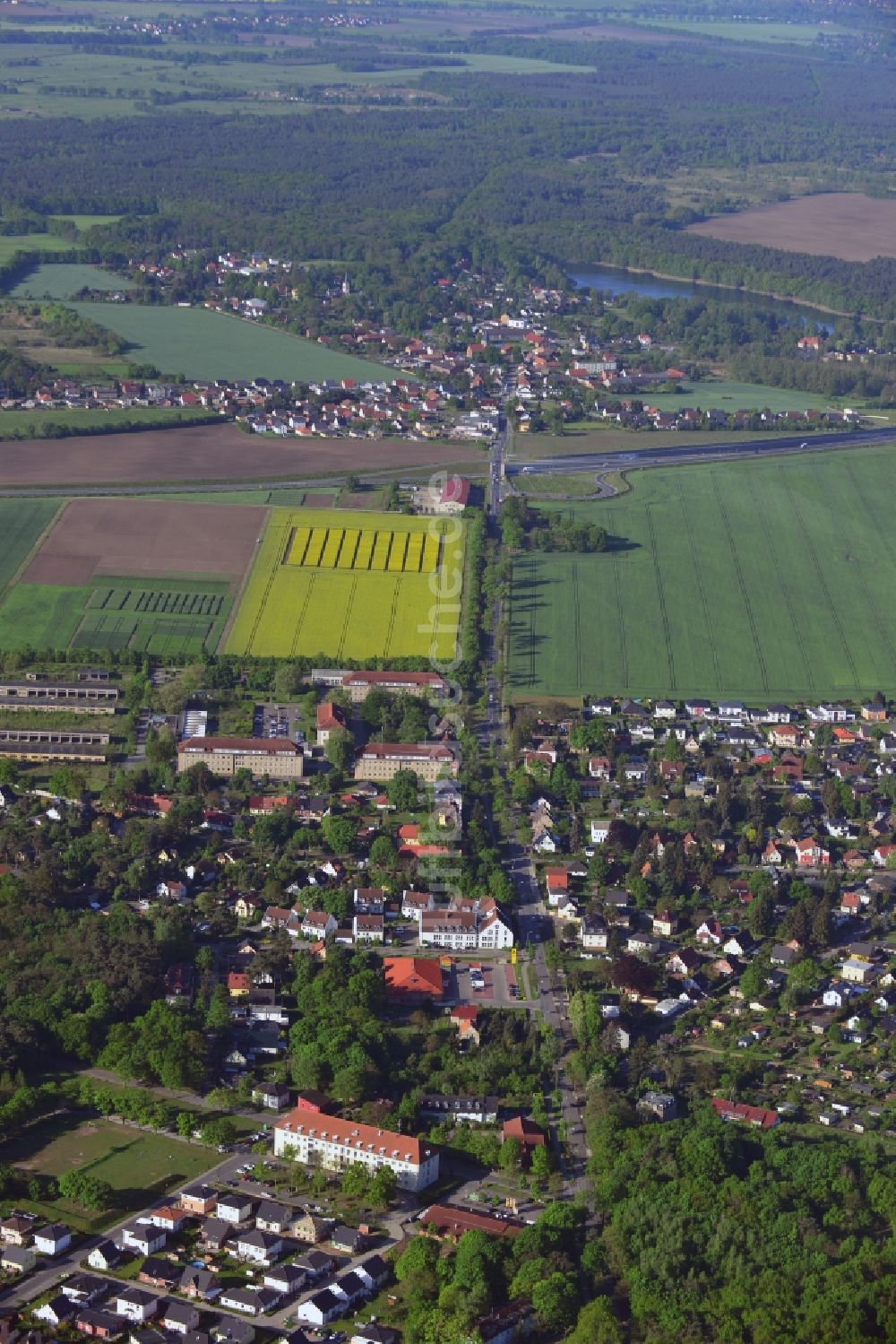 Luftaufnahme Stahnsdorf - Feld- Landschaft gelb blühender Raps- Blüten in Stahnsdorf im Bundesland Brandenburg