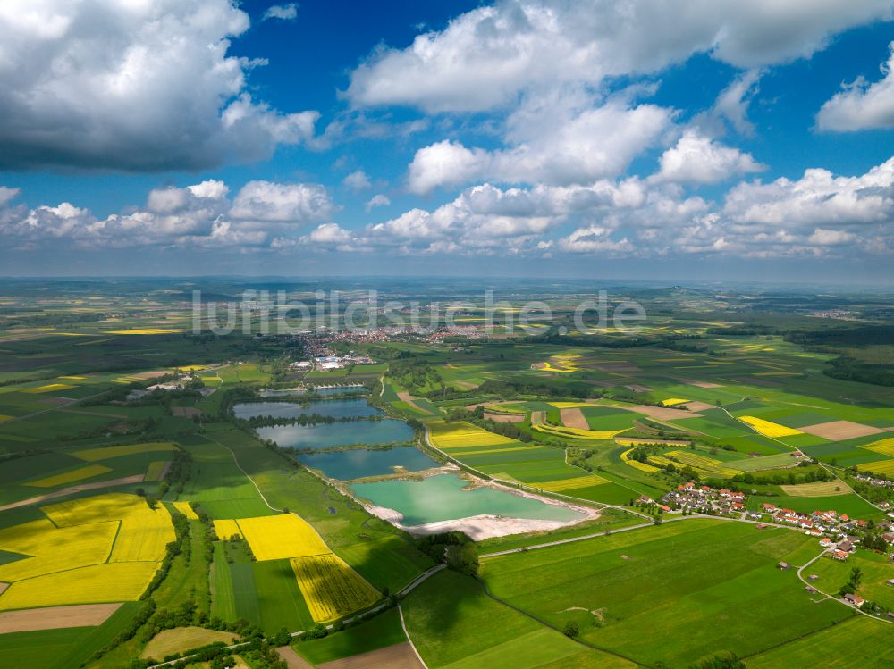 Talmühle von oben - Feld- Landschaft gelb blühender Raps- Blüten in Talmühle im Bundesland Baden-Württemberg, Deutschland