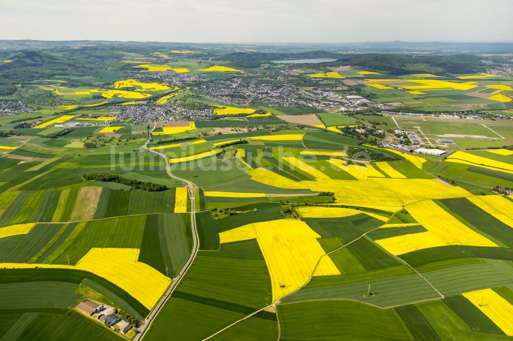 Luftbild Thür - Feld- Landschaft gelb blühender Raps- Blüten in Thür im Bundesland Rheinland-Pfalz