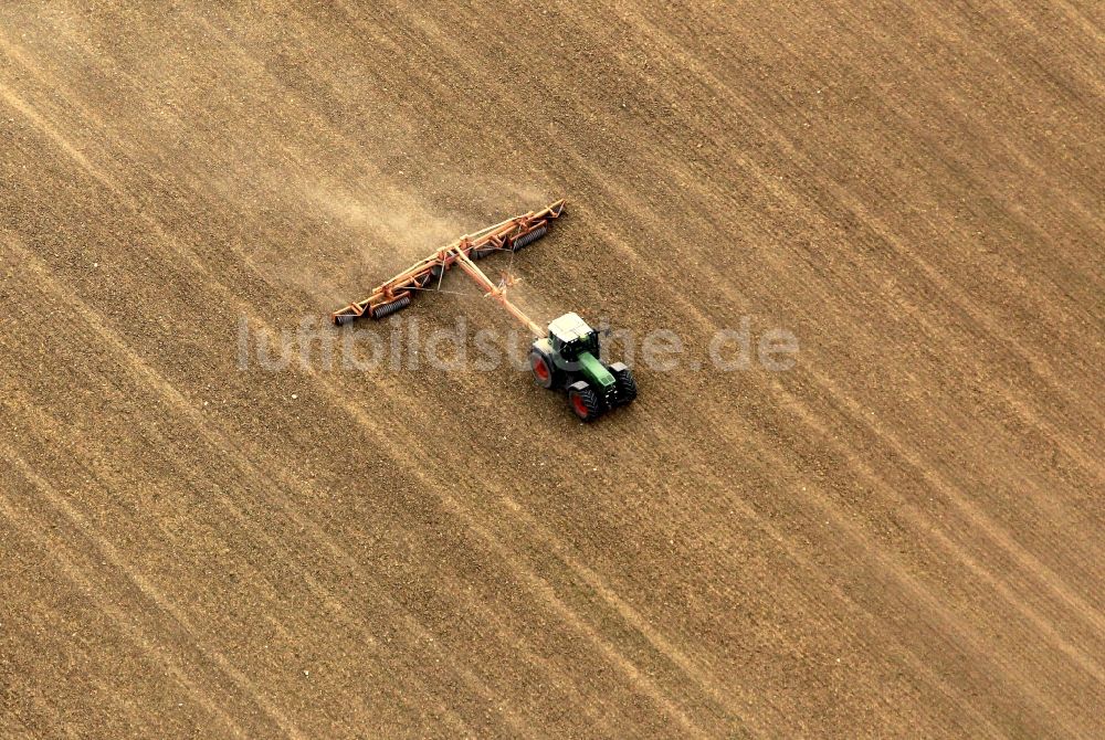 Luftbild Volkenroda - Feldbestellung durch einen Traktor mit Pflugwerkzeug in Volkenroda in Thüringen