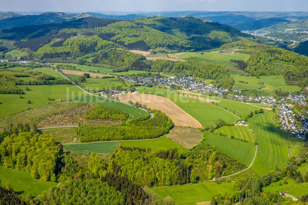 Luftaufnahme Elleringhausen - Felder und angrenzende Waldgebiete in Elleringhausen im Bundesland Nordrhein-Westfalen, Deutschland