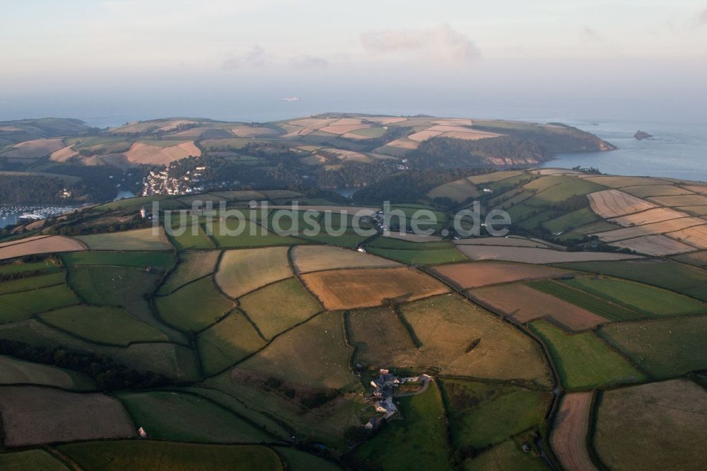 Luftaufnahme Dartmouth - Felder vor dem Küstenbereich der Mündung des Dart in Dartmouth in England, Vereinigtes Königreich