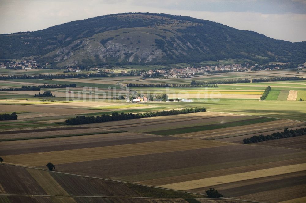 Hundsheim von oben - Felder und Landschaft am Flugsportzentrum Spitzerberg vor dem Braunsberg in Hundsheim in Niederösterreich, Österreich