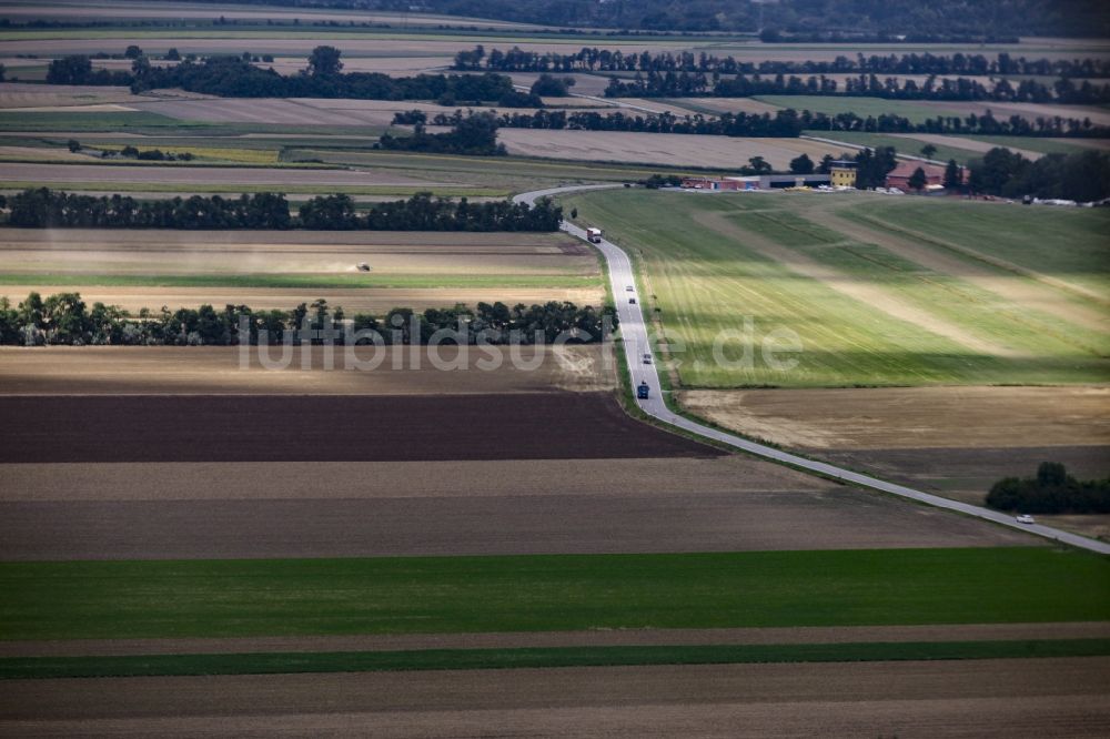 Hundsheim aus der Vogelperspektive: Felder und Landschaft am Flugsportzentrum Spitzerberg vor dem Braunsberg in Hundsheim in Niederösterreich, Österreich