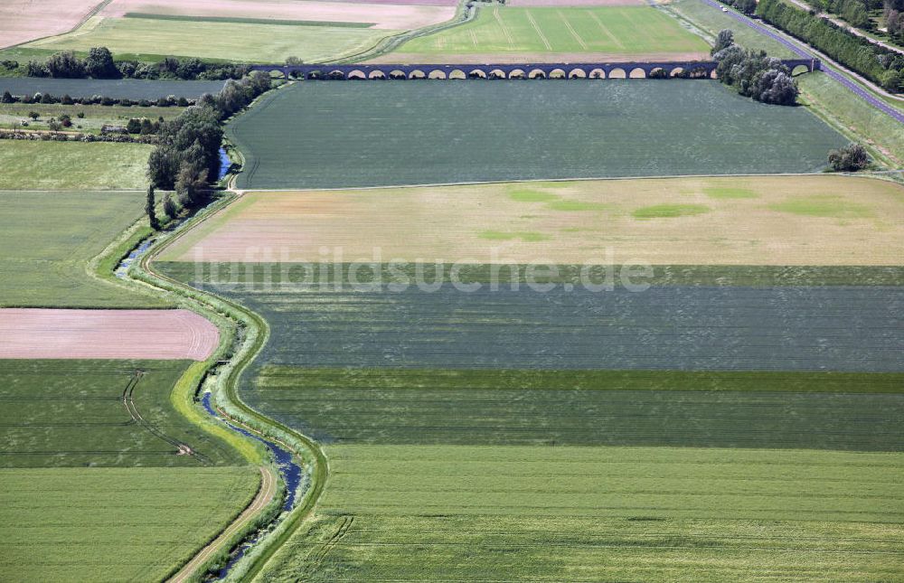 Menars von oben - Felder im Loiretal bei Menars