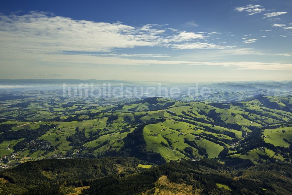 Garsten von oben - Felder und Wiesen bei Garsten im Bundesland Oberösterreich in Österreich