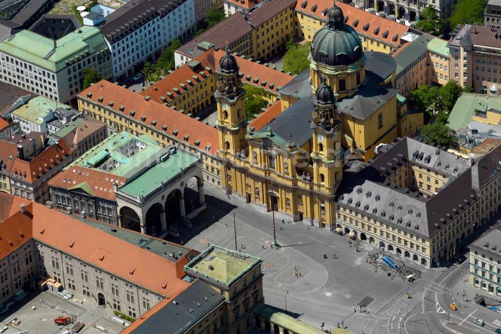 Luftbild München - Feldherrnhalle und Theatinerkirche am Odeonsplatz in der Maxvorstadt in München im Bundesland Bayern