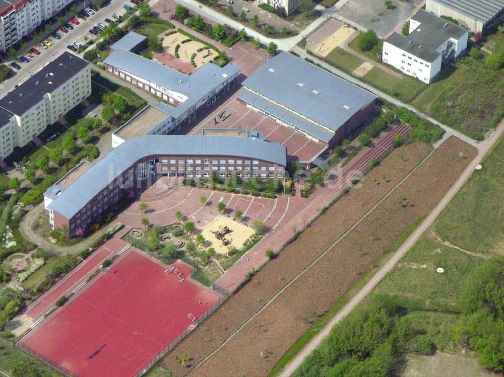 Berlin-Hohenschönhausen von oben - Feldmark-Grundschule mit offenem Ganztagsbetrieb an der Wartiner Straße 23, D-13057 Berlin