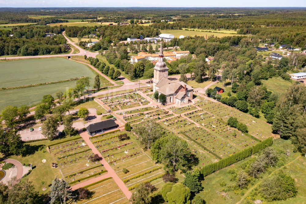 Jättböle von oben - Feldsteinkirche Jomala kyrka in Jättböle in Alands landsbygd, Aland