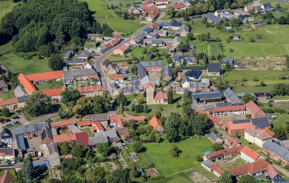 Luftbild Engersen - Feldsteinkirche romanische Dorfkirche in Engersen im Bundesland Sachsen-Anhalt, Deutschland