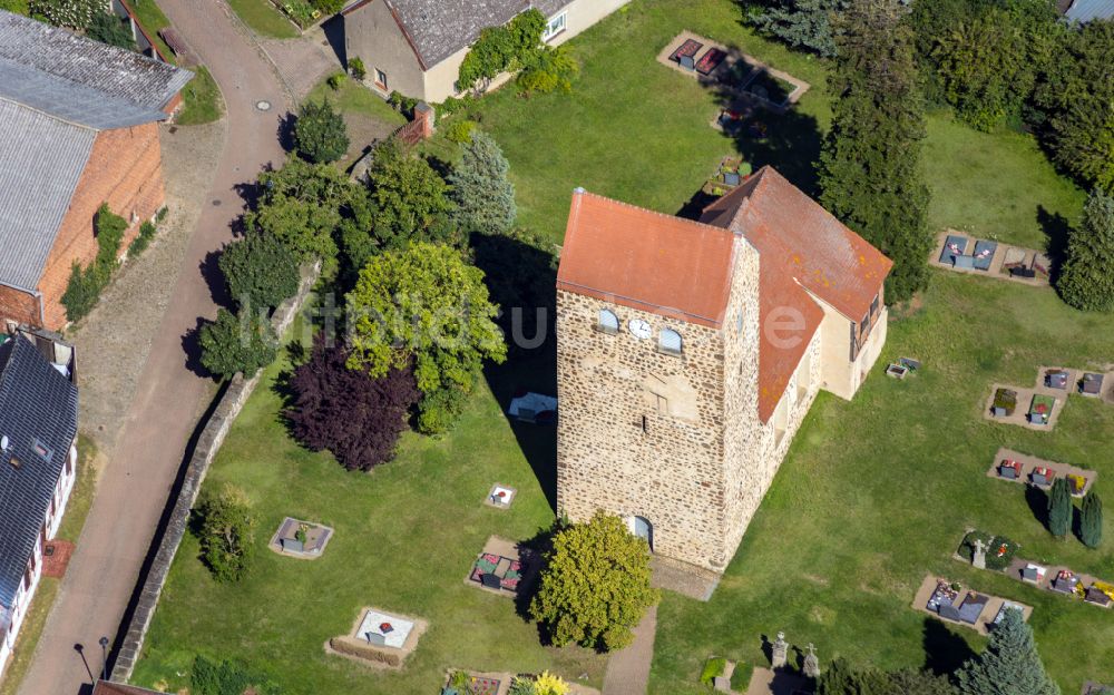 Luftaufnahme Engersen - Feldsteinkirche romanische Dorfkirche in Engersen im Bundesland Sachsen-Anhalt, Deutschland