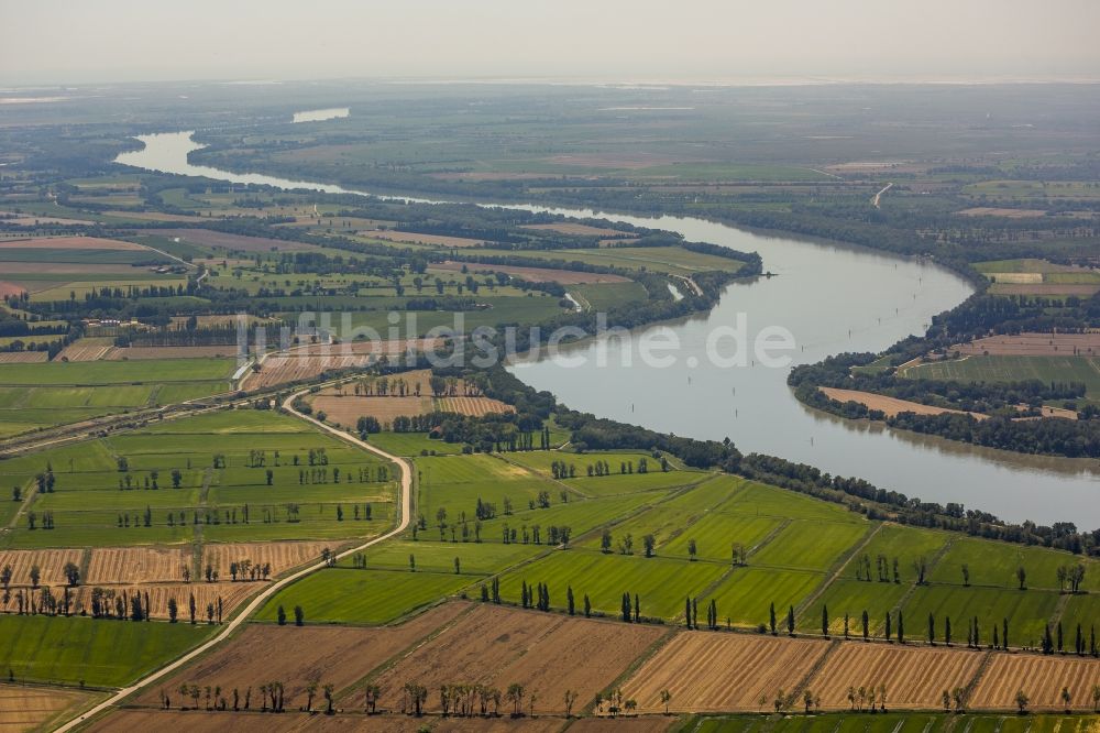 Arles aus der Vogelperspektive: Feldstrukturen- Landschaft bei Arles in der Provence-Alpes-Cote d'Azur Frankreich