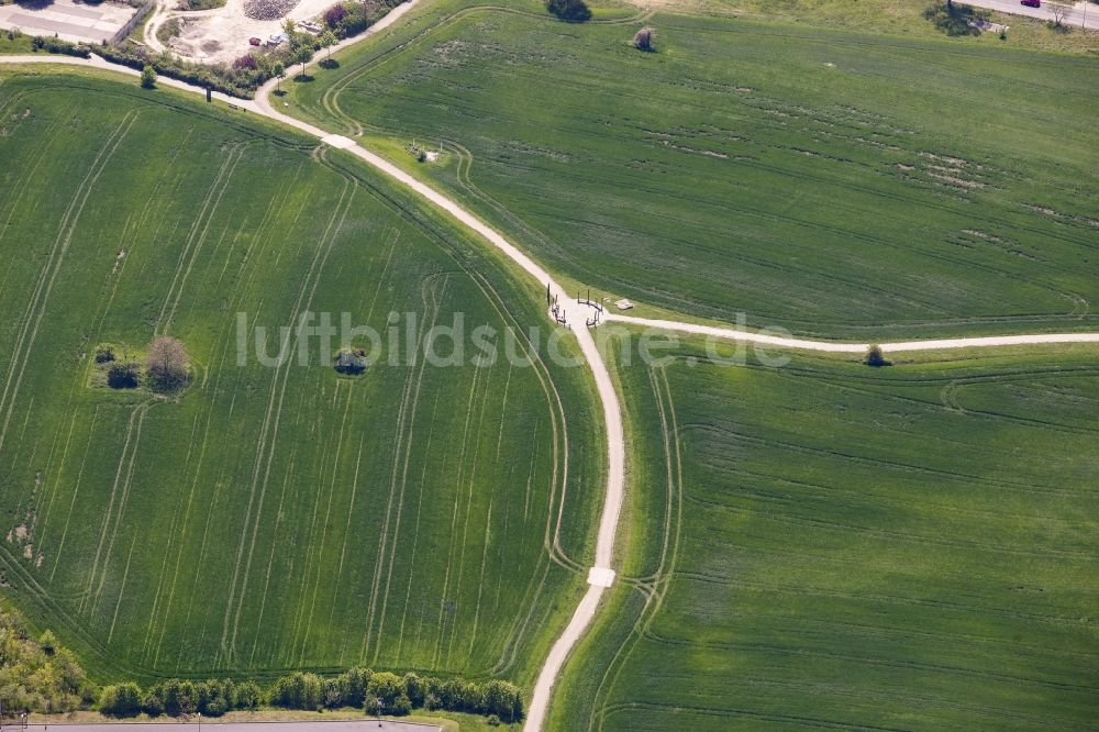 Luftbild Berlin - Feldweg und Strukturen auf einem Feld im Ortsteil Mahlsdorf im Bezirk Marzahn-Hellersdorf in Berlin