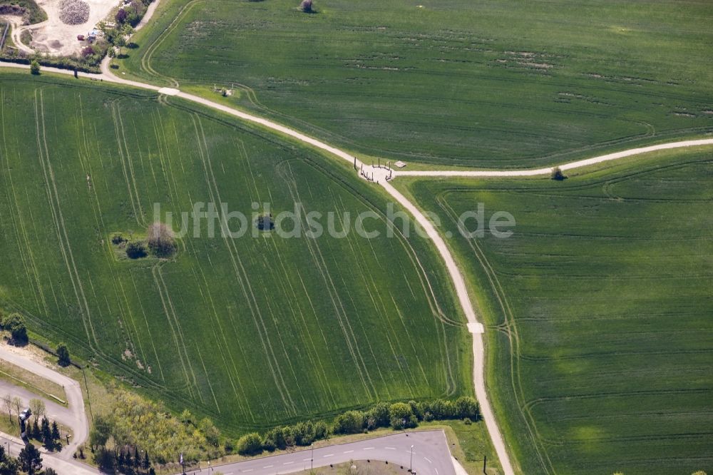 Luftaufnahme Berlin - Feldweg und Strukturen auf einem Feld im Ortsteil Mahlsdorf im Bezirk Marzahn-Hellersdorf in Berlin