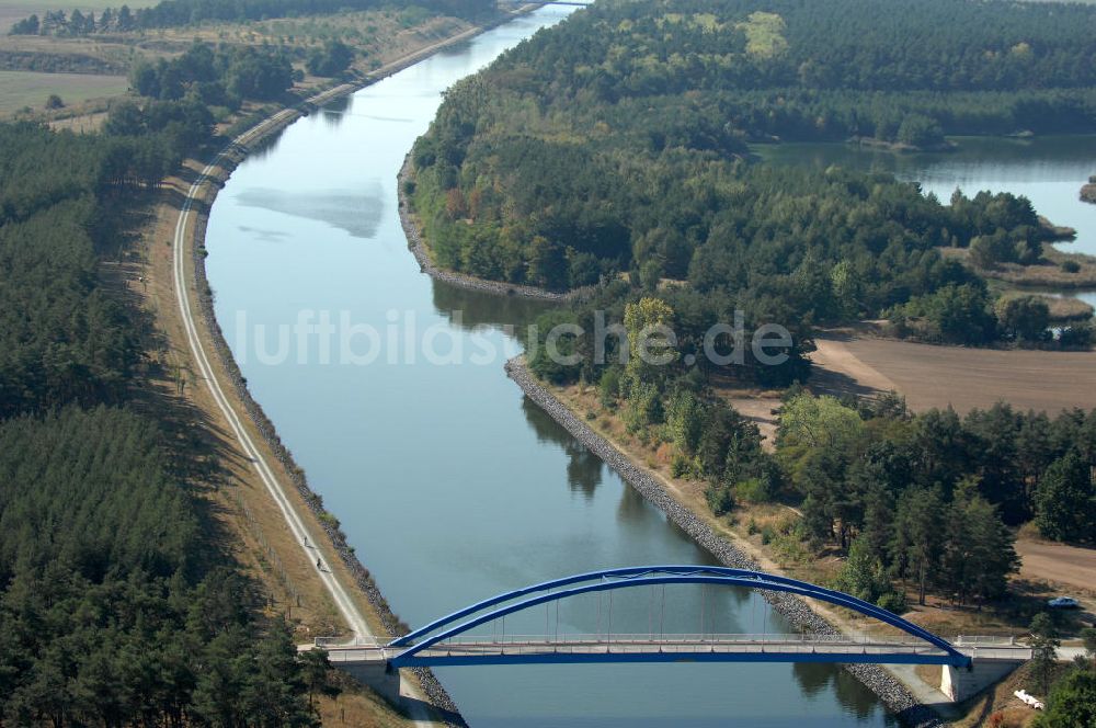 Burg aus der Vogelperspektive: Feldwegbrücke Schartau Detershagen bei Burg